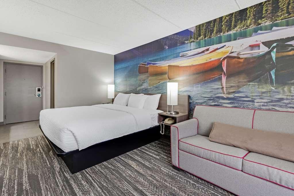 Clarion Pointe Near Erie Casino Hotel Room photo