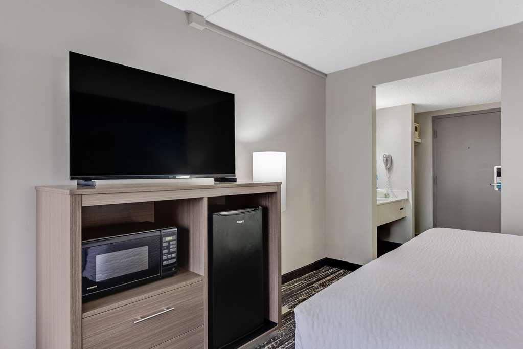 Clarion Pointe Near Erie Casino Hotel Room photo