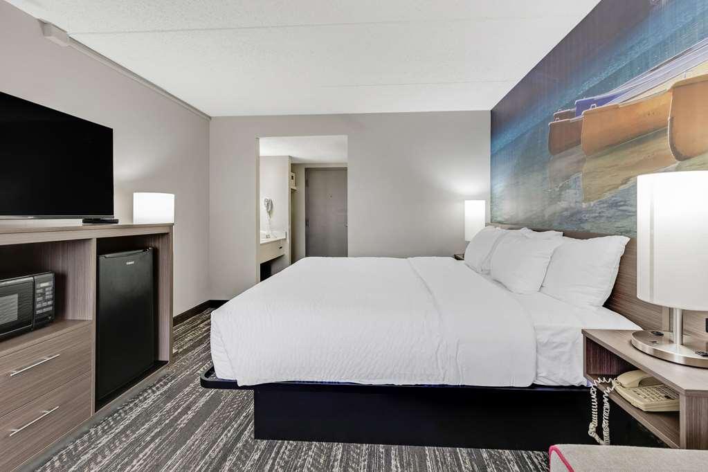 Clarion Pointe Near Erie Casino Hotel Room photo