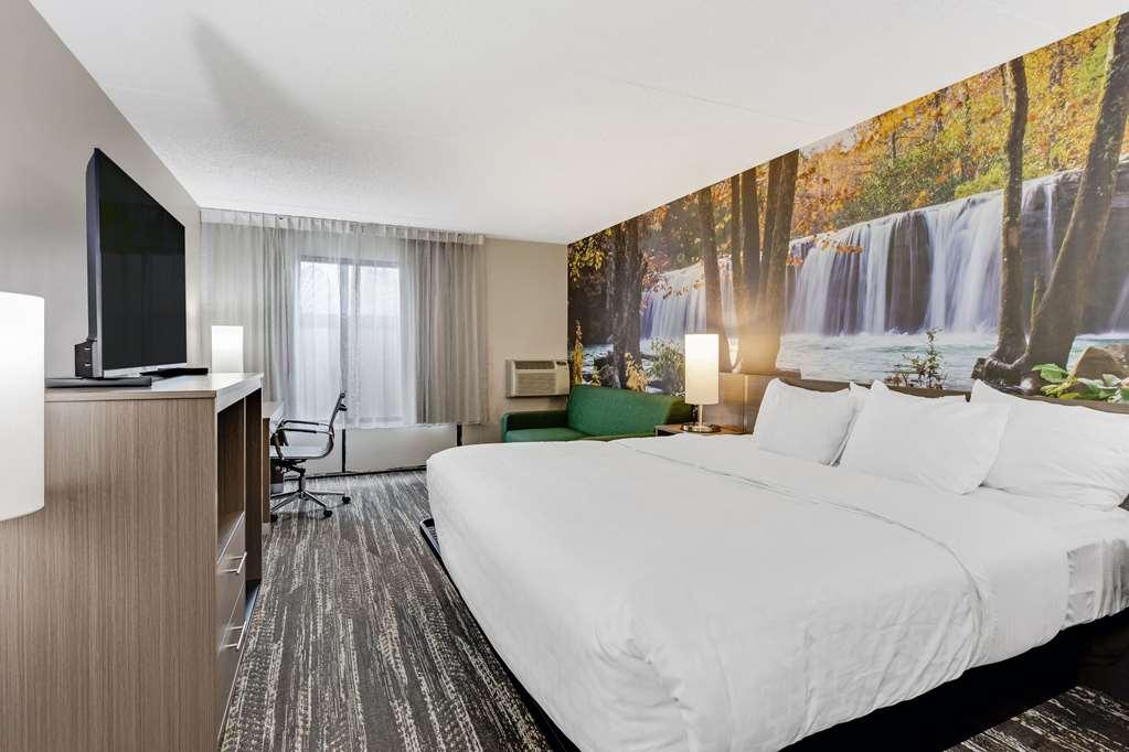 Clarion Pointe Near Erie Casino Hotel Room photo