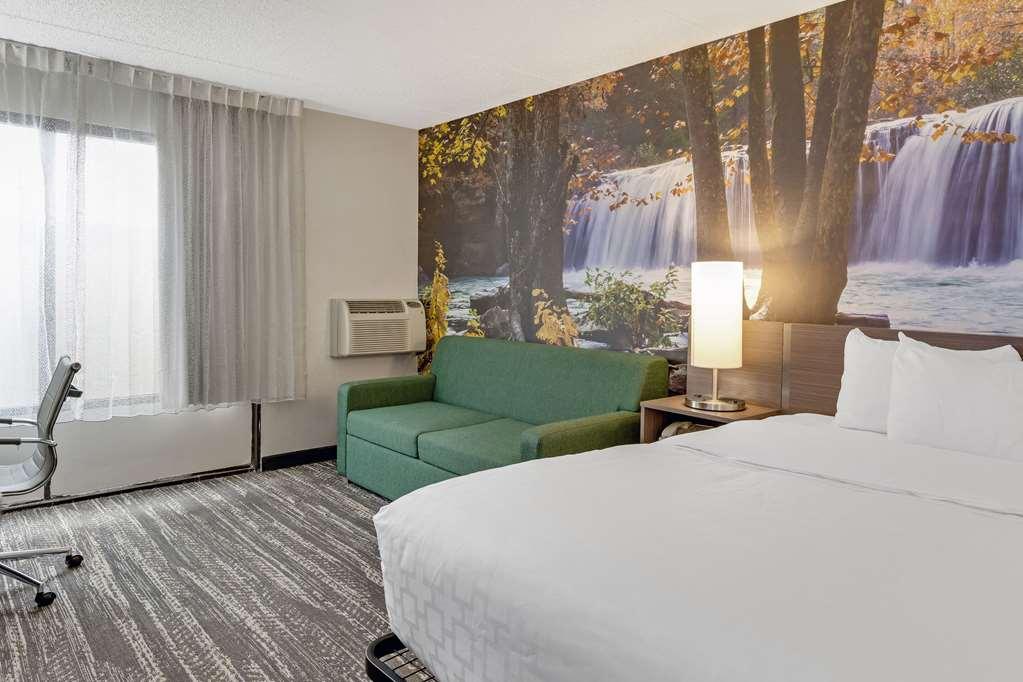 Clarion Pointe Near Erie Casino Hotel Room photo