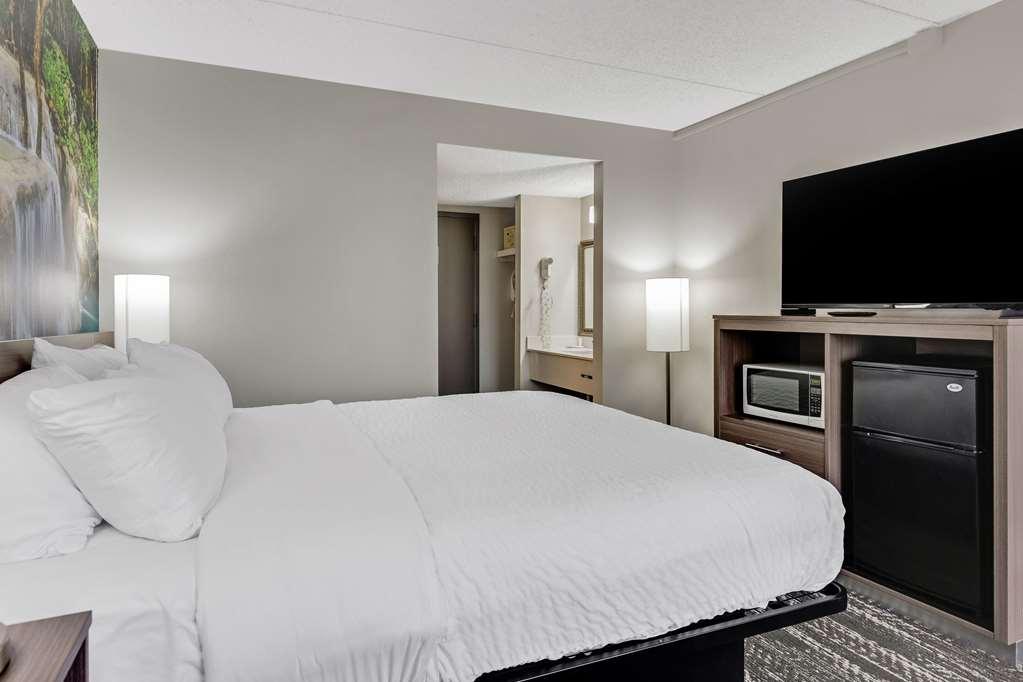 Clarion Pointe Near Erie Casino Hotel Room photo
