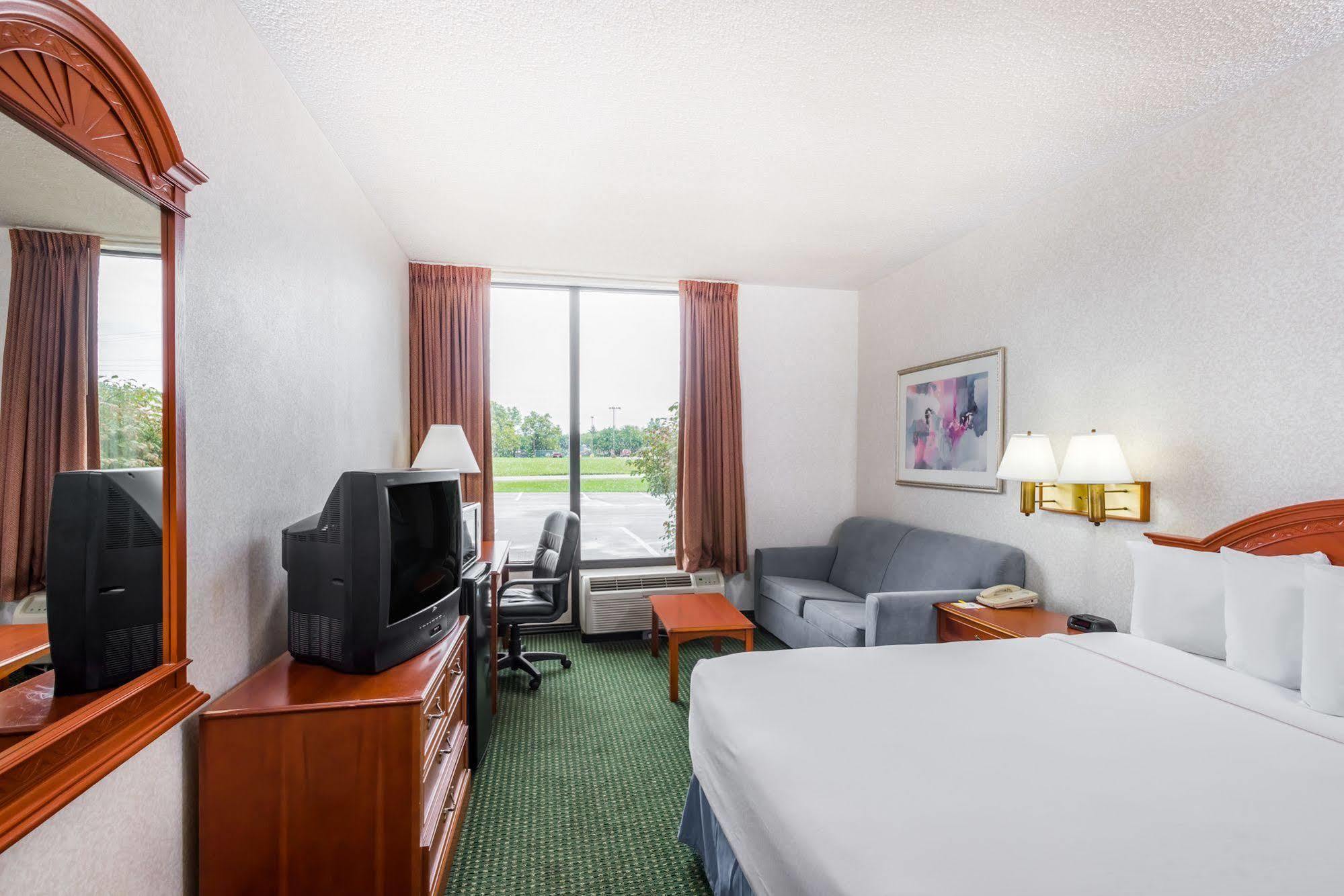 Clarion Pointe Near Erie Casino Hotel Exterior photo