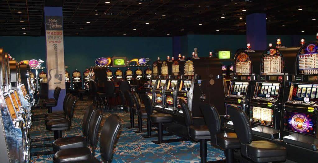 Clarion Pointe Near Erie Casino Hotel Exterior photo